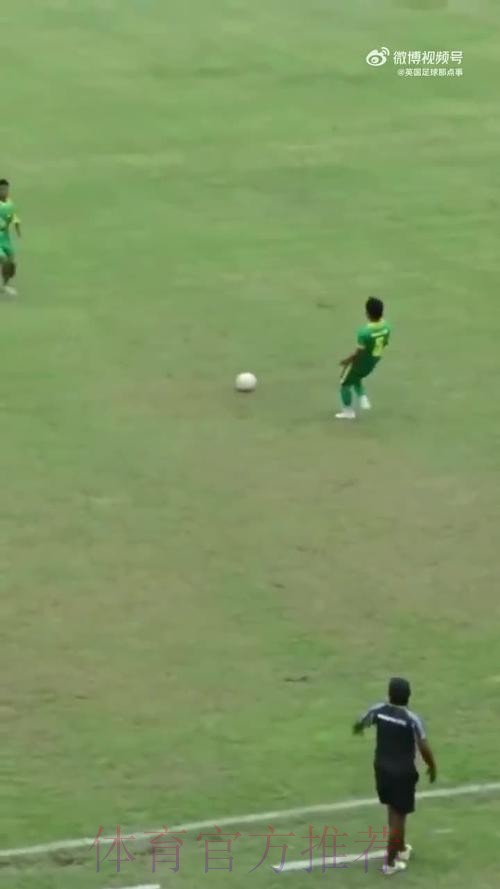 恶劣!印尼低级别赛事一球员飞踹对方胸口,被罚终身禁赛 恶劣!印尼低级别赛事一球员飞踹对方胸口,被罚终身禁赛