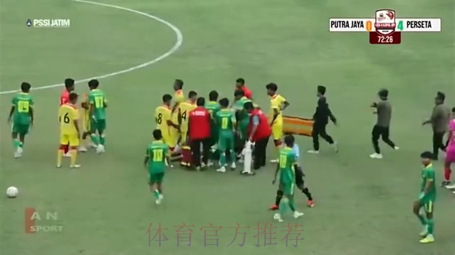 恶劣!印尼低级别赛事一球员飞踹对方胸口,被罚终身禁赛 恶劣!印尼低级别赛事一球员飞踹对方胸口,被罚终身禁赛